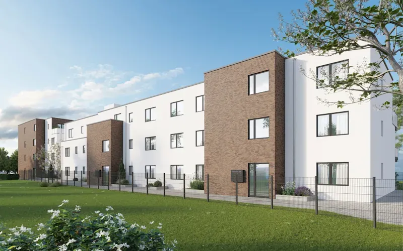 Modernes, dreistöckiges Wohngebäude mit braunen und weißen Fassaden, großer Grünfläche und Zaun im Vordergrund.